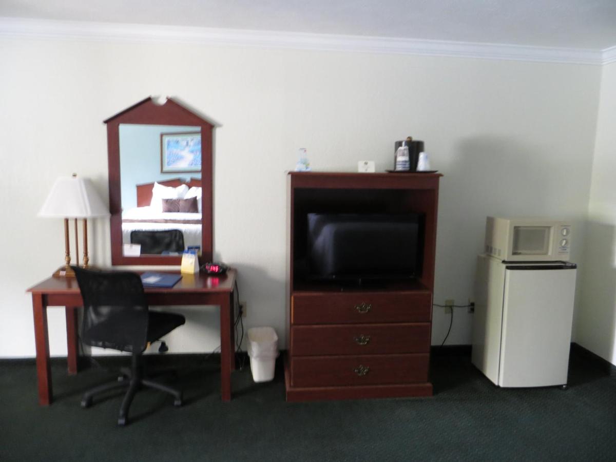 One-Bedroom King Suite - Non-Smoking at Days Inn & Suites by Wyndham Tucker/Northlake