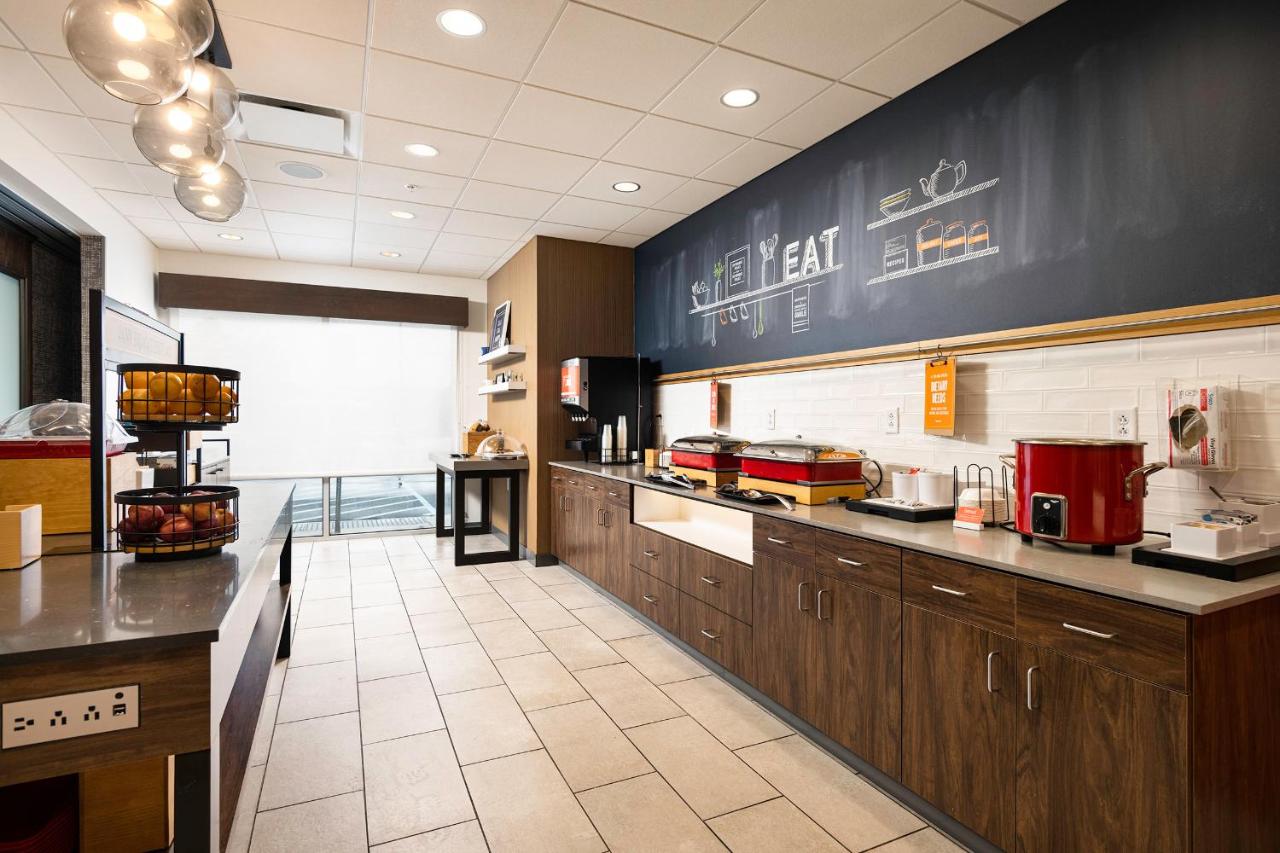 | Hampton Inn Buffalo - Amherst