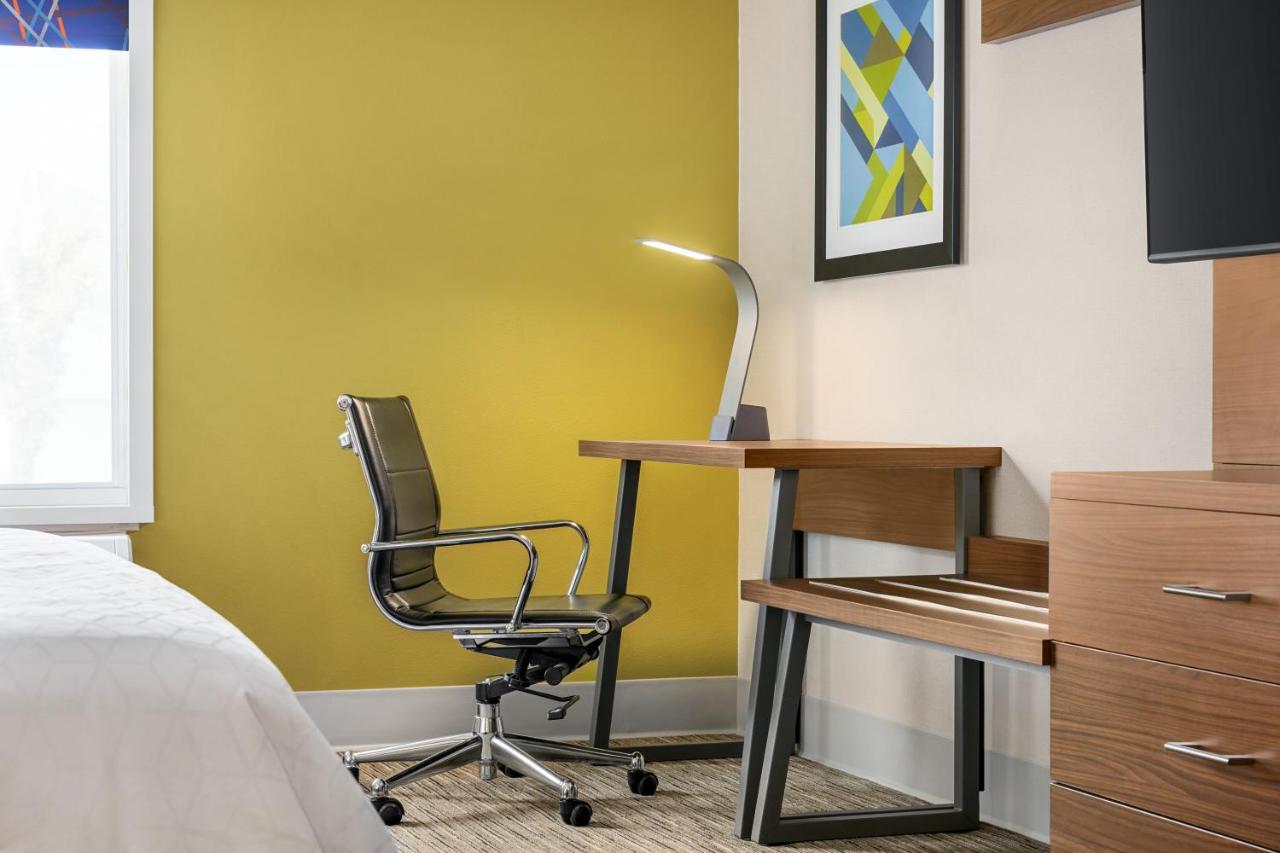 | Holiday Inn Express & Suites Philadelphia - Mt Laurel, an IHG Hotel