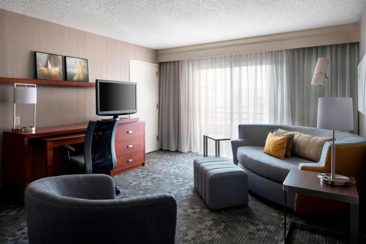 One Bedroom Suite Two Queens with Sofabed at Sonesta Select Los Angeles Torrance South Bay
