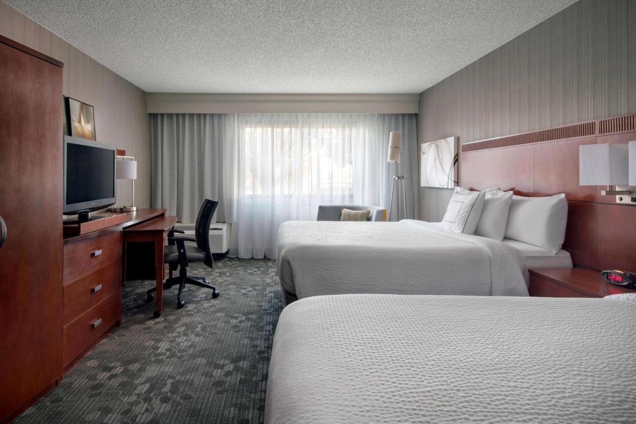 Guestroom Two Doubles at Sonesta Select Los Angeles Torrance South Bay