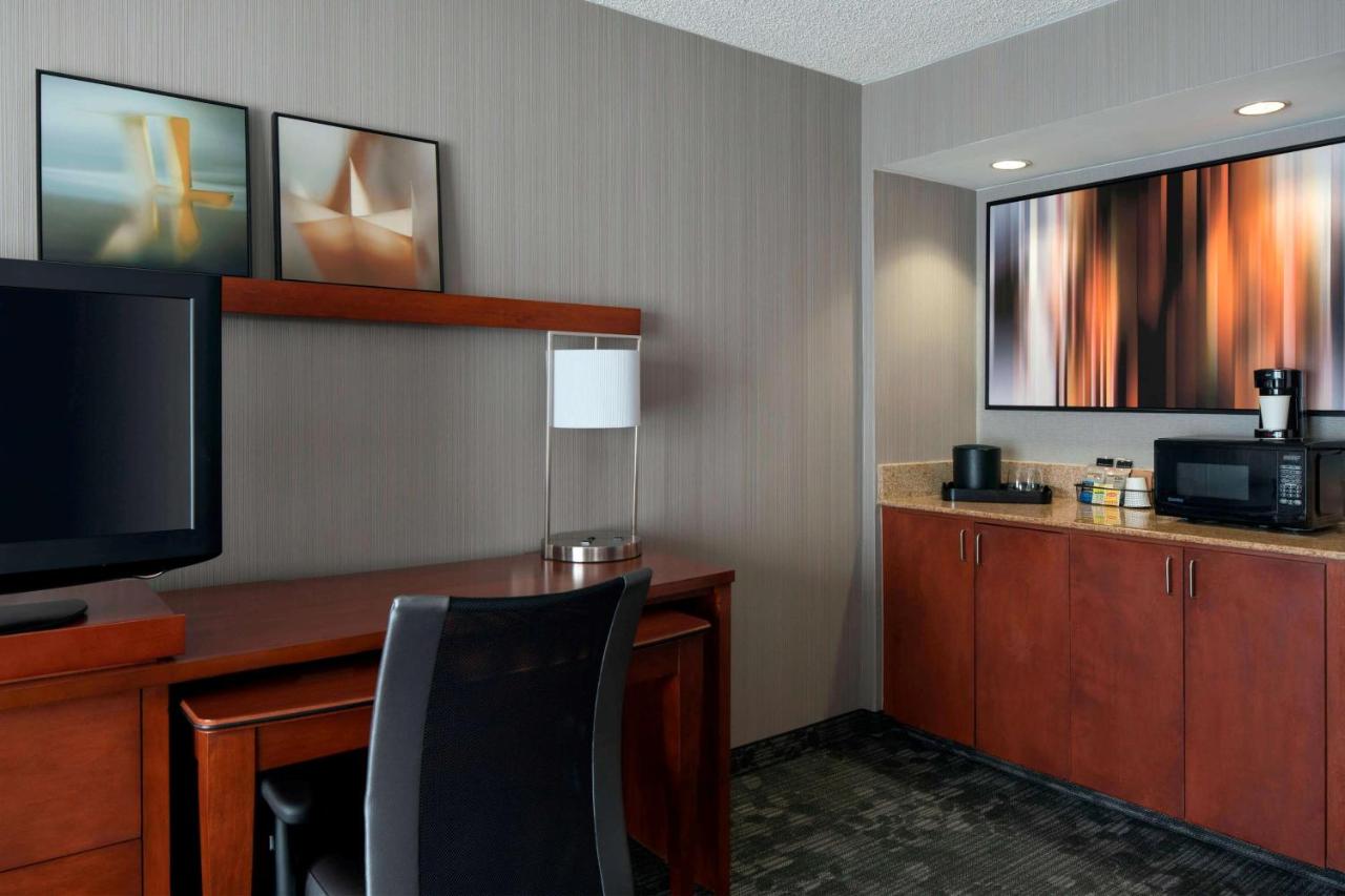 One Bedroom Suite Two Queens with Sofabed at Sonesta Select Los Angeles Torrance South Bay