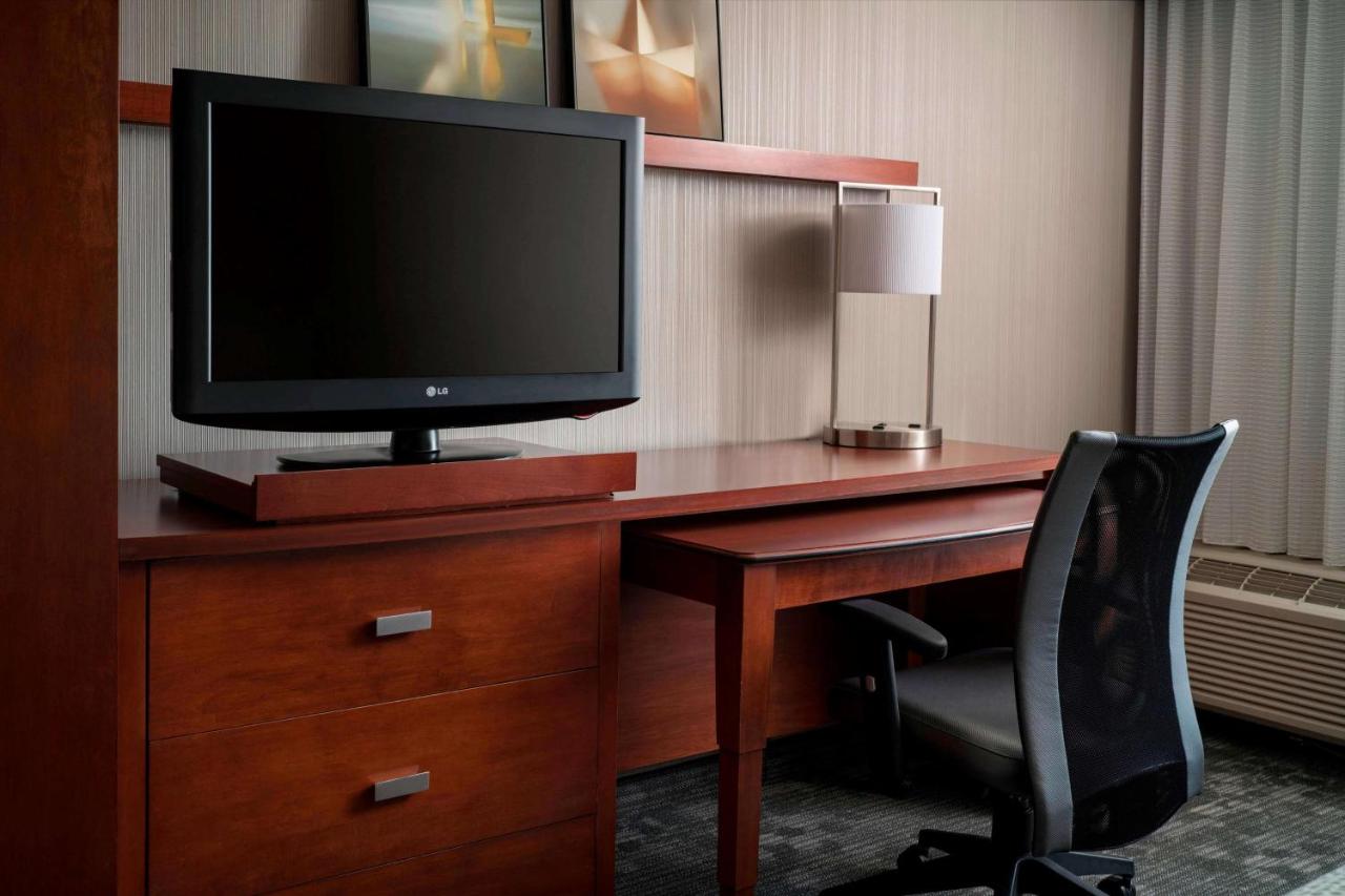 Guestroom Two Doubles at Sonesta Select Los Angeles Torrance South Bay