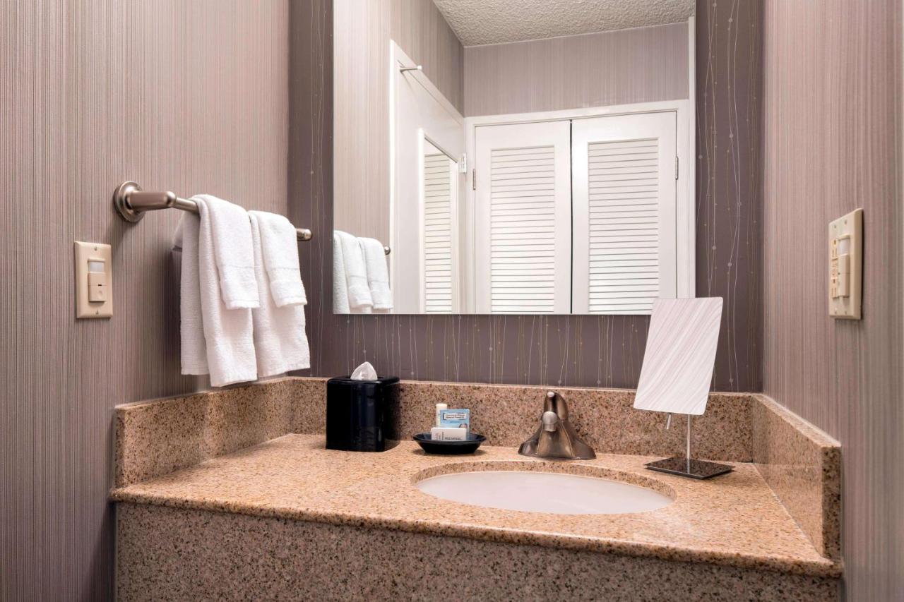 Guestroom Two Doubles at Sonesta Select Los Angeles Torrance South Bay