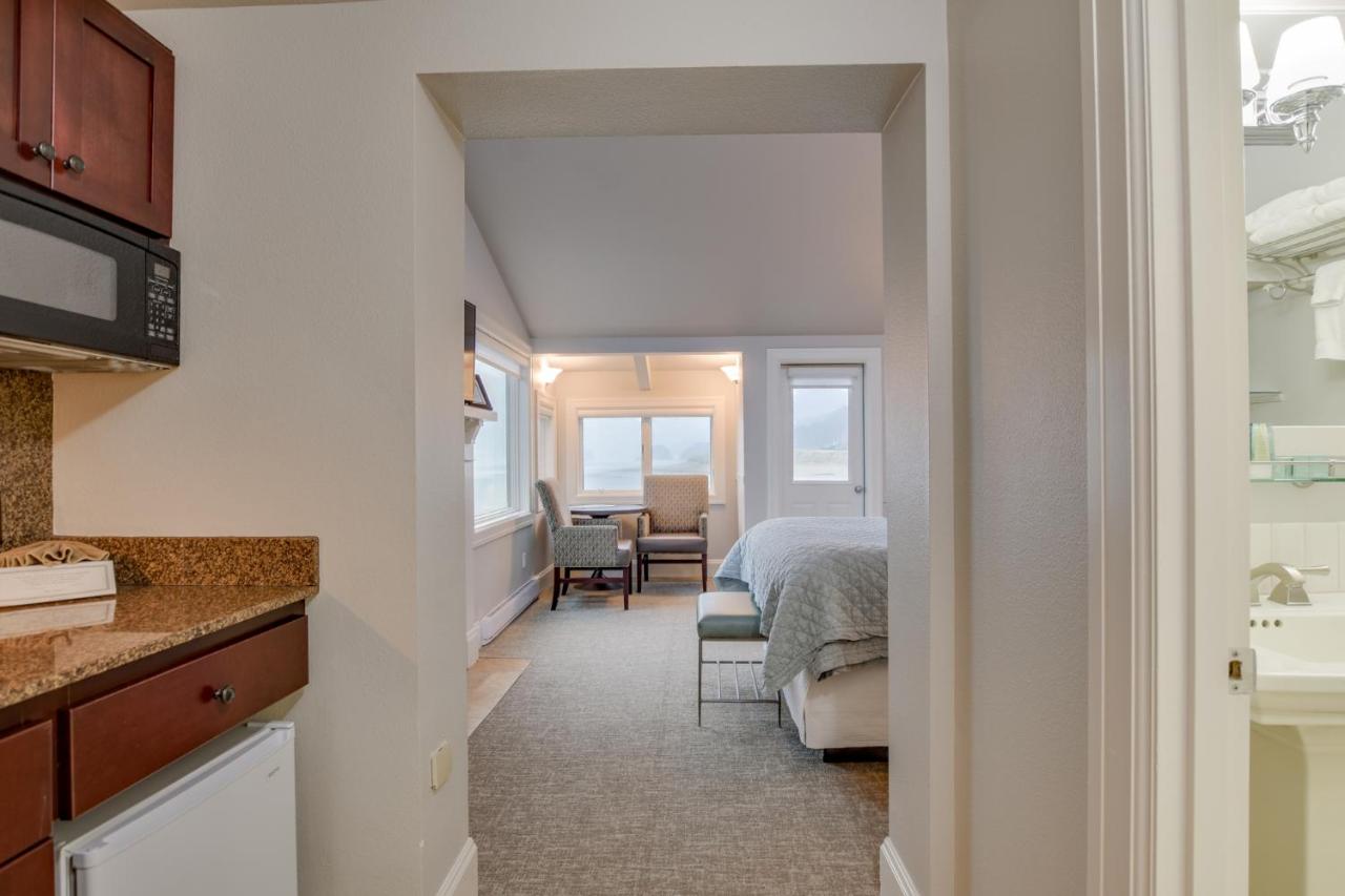 Flagship - Ocean Front Queen Studio at The Waves