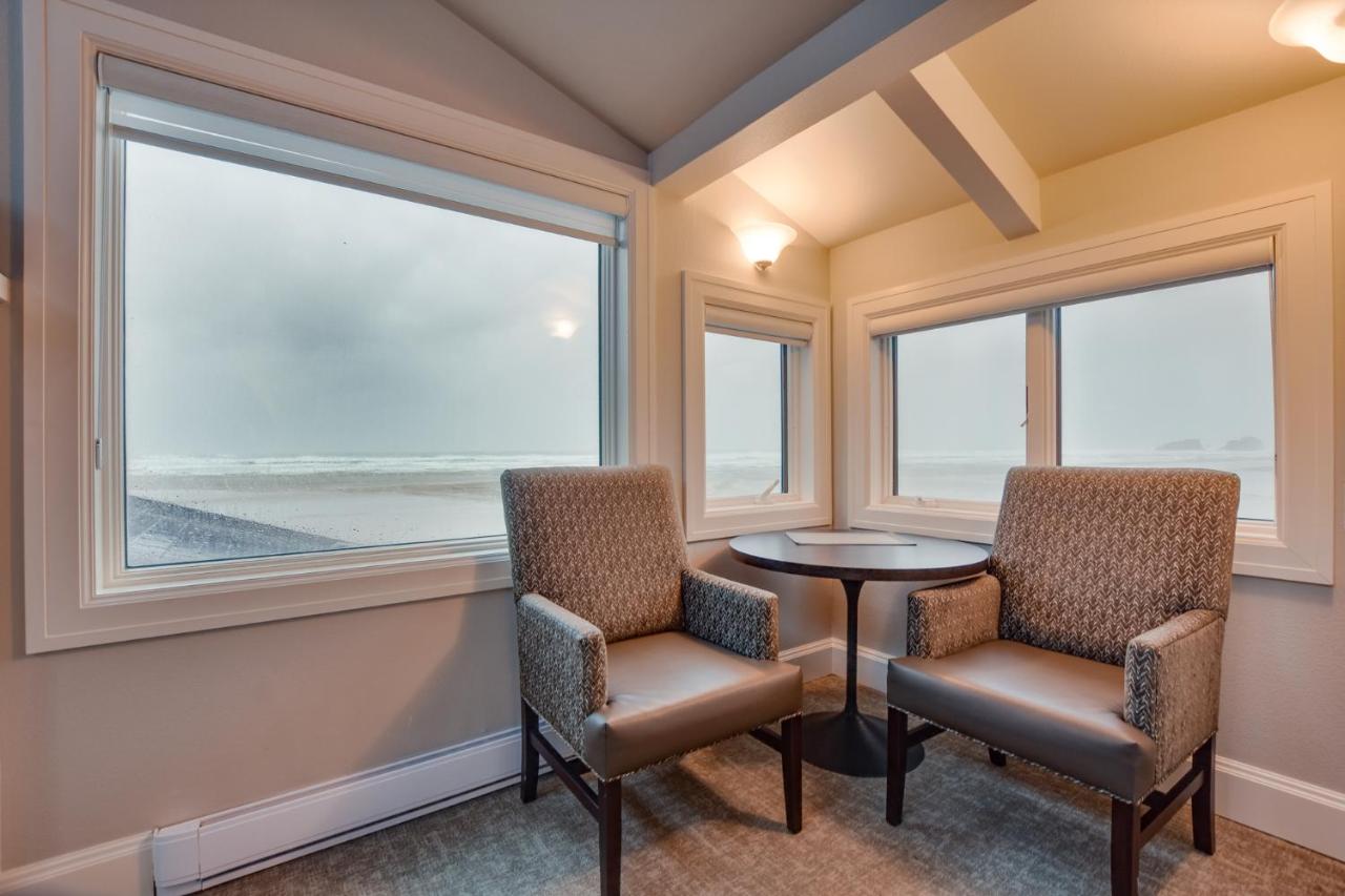 Flagship - Ocean Front Queen Studio at The Waves