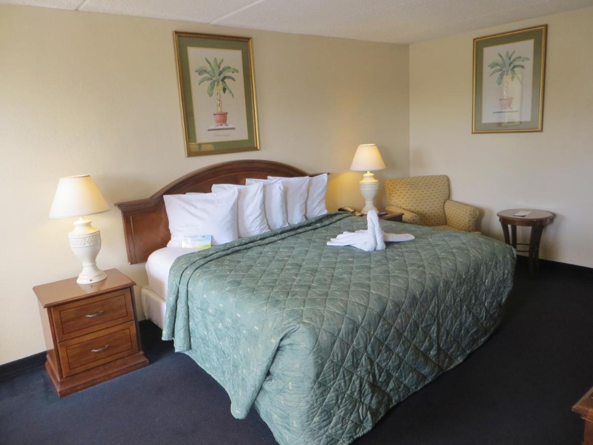 King Studio Suite - Non-Smoking at Days Inn by Wyndham Orlando Airport Florida Mall