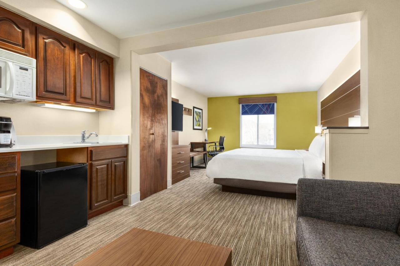 Executive Suite at Holiday Inn Express & Suites Philadelphia - Mt. Laurel by IHG
