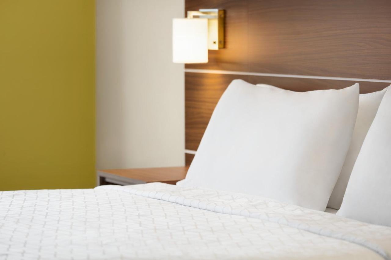 | Holiday Inn Express & Suites Philadelphia - Mt Laurel, an IHG Hotel