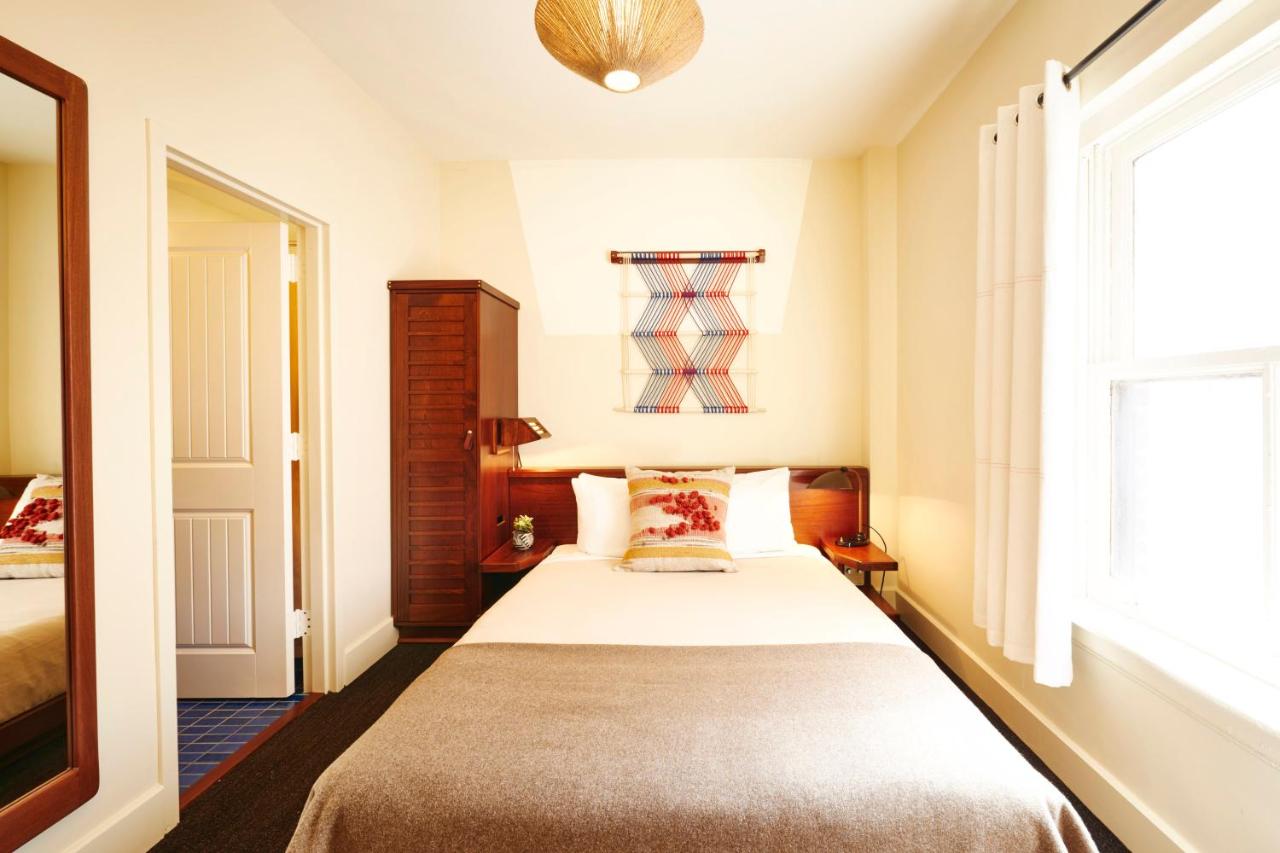 Deluxe Queen Room at Freehand Chicago