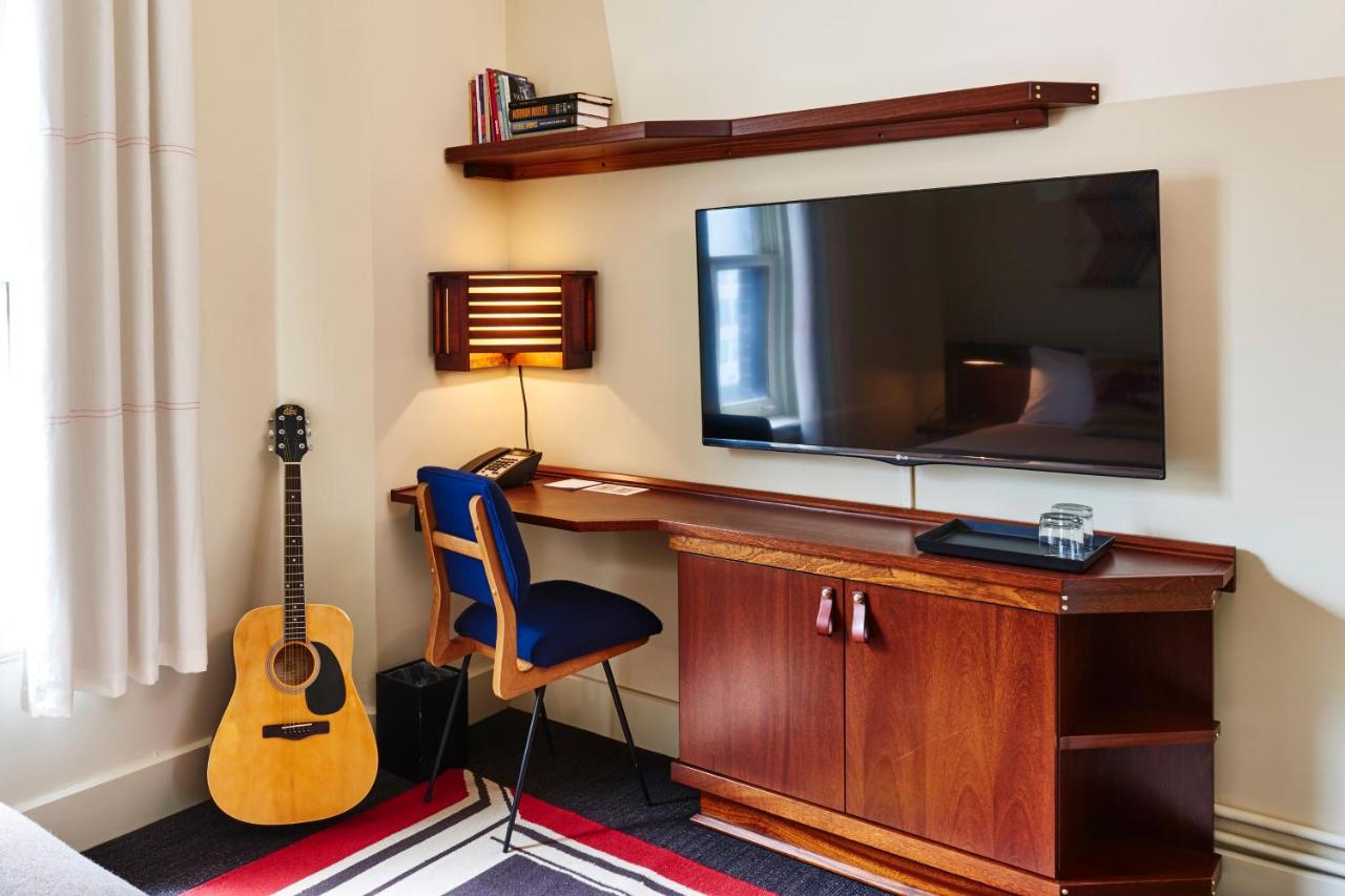 Deluxe King Room at Freehand Chicago