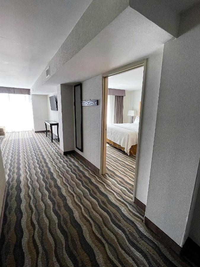 1 King Bed, One-Bedroom, Mobility Accessible Suite, Tub w/Grab Bars, Non-Smoking at Wyndham Avon