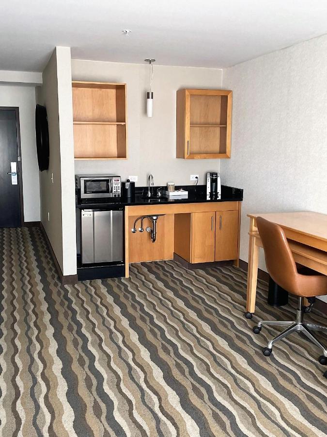 1 King Bed, One-Bedroom, Mobility Accessible Suite, Tub w/Grab Bars, Non-Smoking at Wyndham Avon