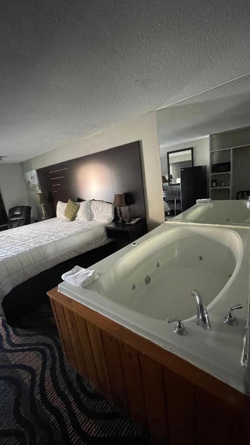 King Room with Spa Bath at Country Town N Suites