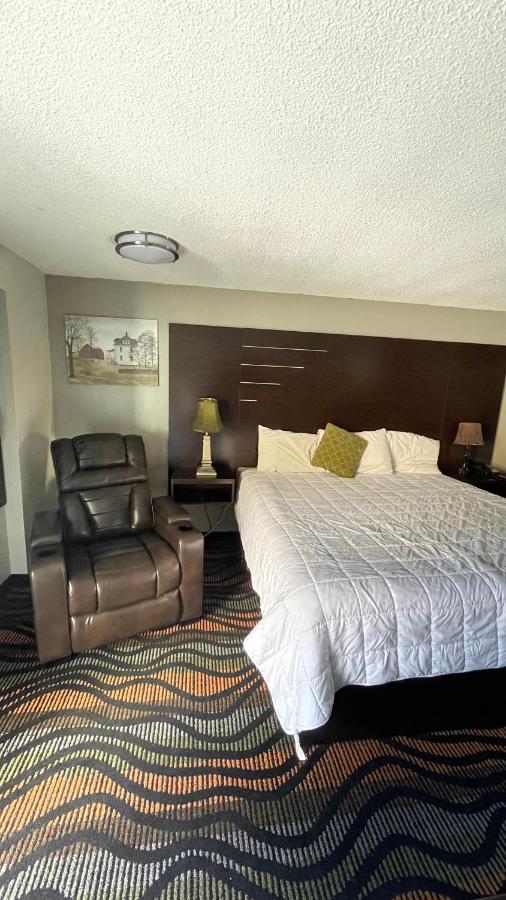 King Room with Spa Bath at Country Town N Suites