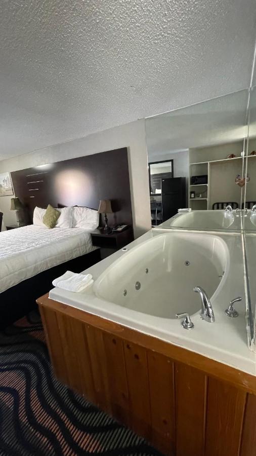 King Room with Spa Bath at Country Town N Suites