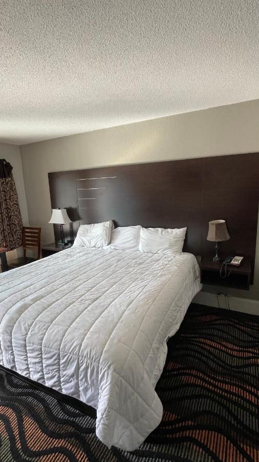 Queen Room at Country Town N Suites