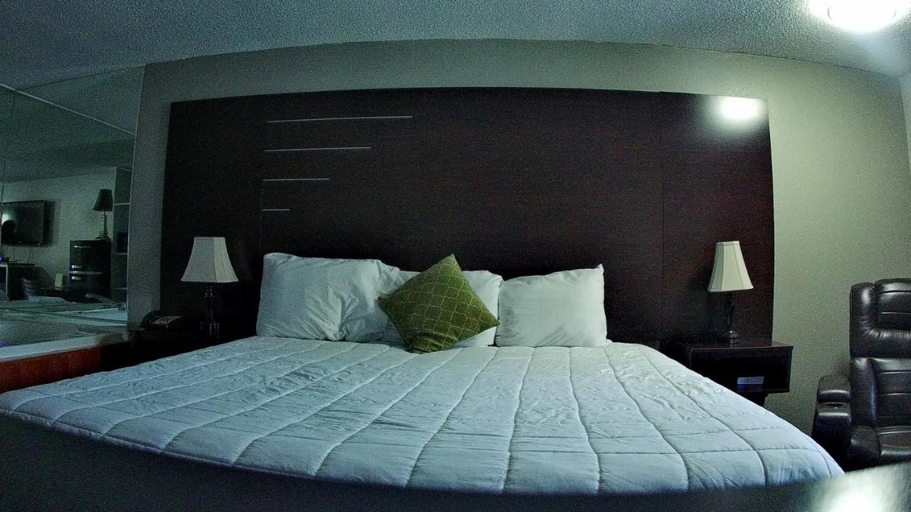 King Room with Spa Bath at Country Town N Suites