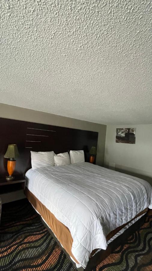 King Room with Spa Bath at Country Town N Suites