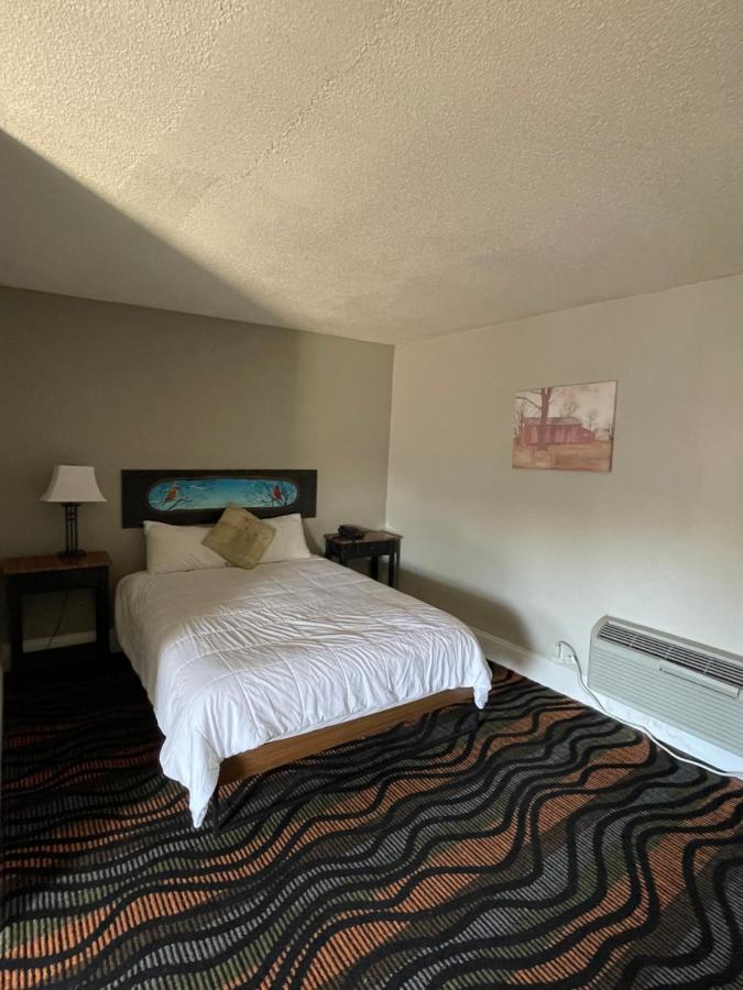 Queen Room at Country Town N Suites