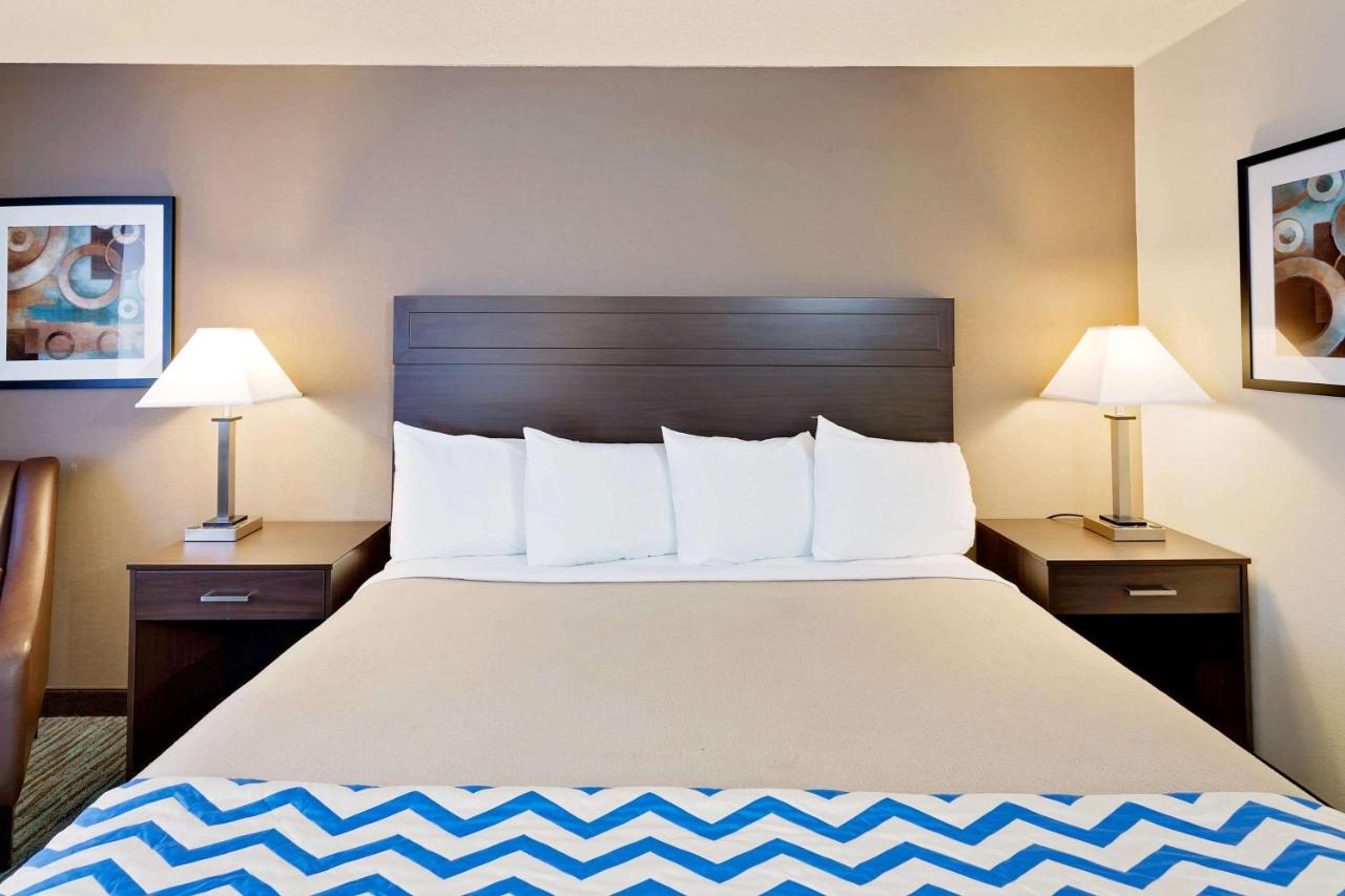 King Room - Disability Access- Non-Smoking at Travelodge by Wyndham Aberdeen