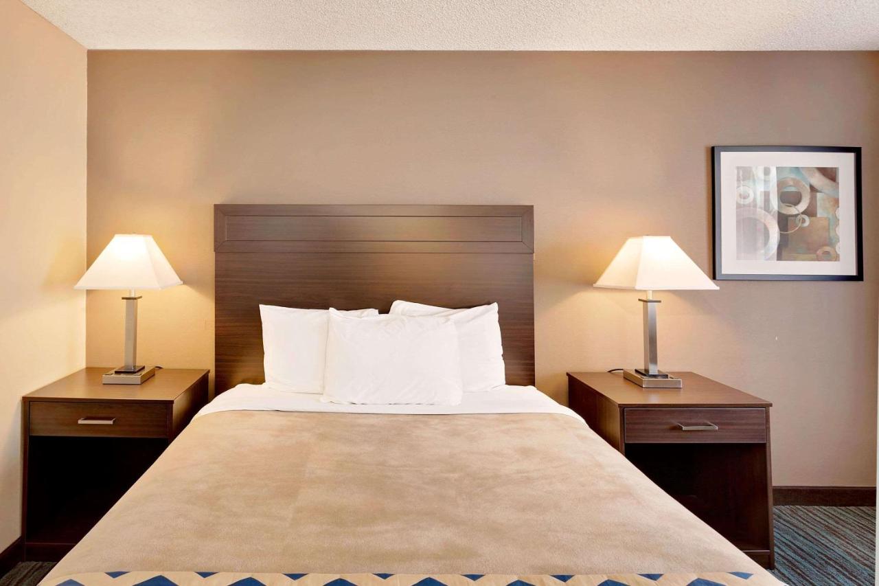 Queen Room - Non-Smoking at Travelodge by Wyndham Aberdeen