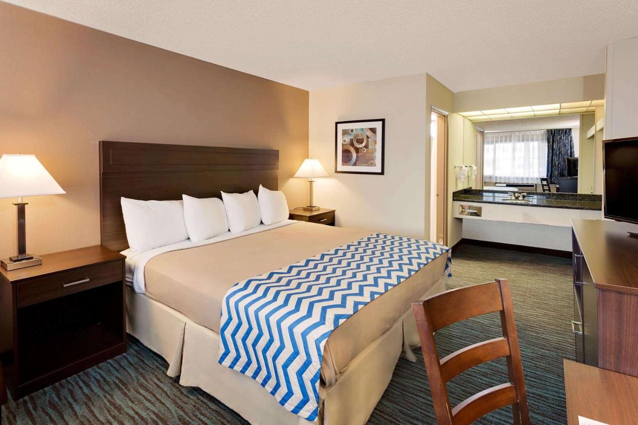 King Room - Disability Access- Non-Smoking at Travelodge by Wyndham Aberdeen