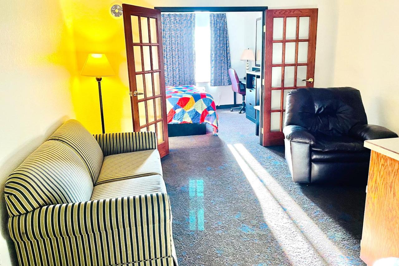 Family Suite Non-Smoking at Coratel Inn & Suites By Jasper Northfield