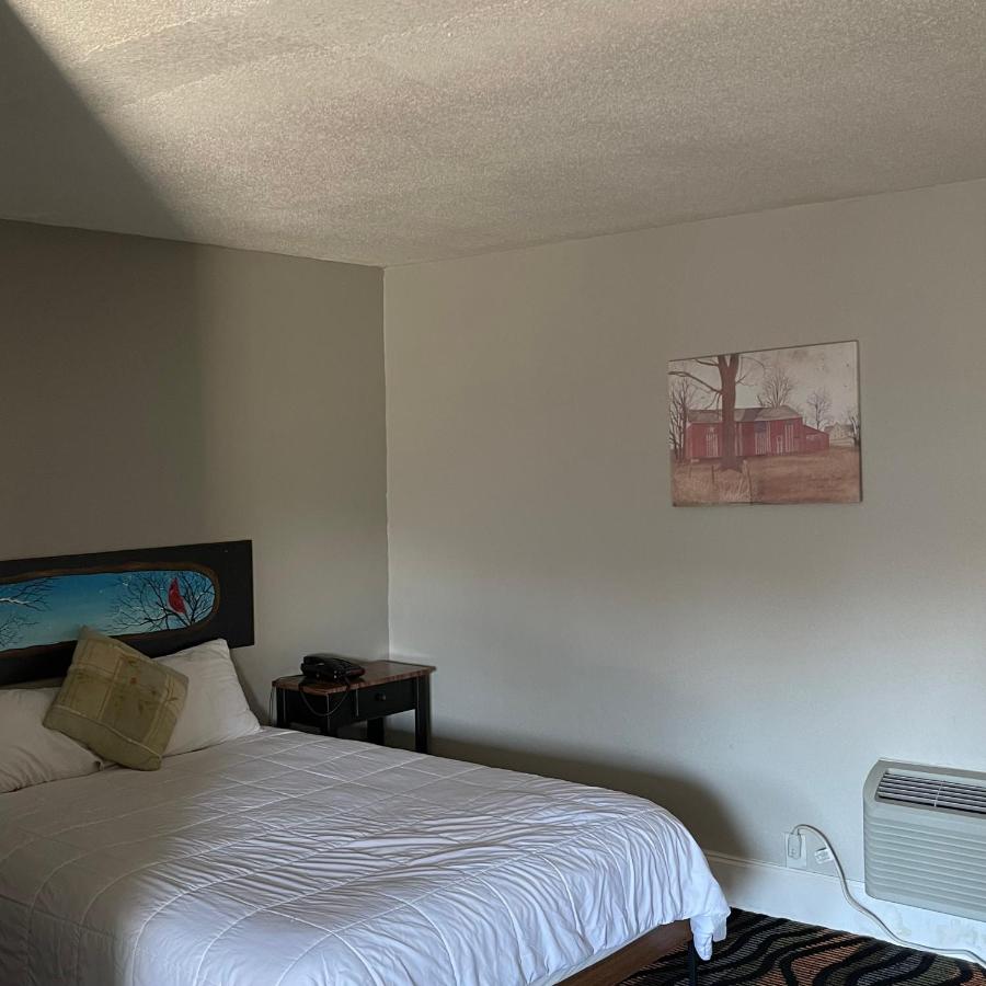 Queen Room at Country Town N Suites