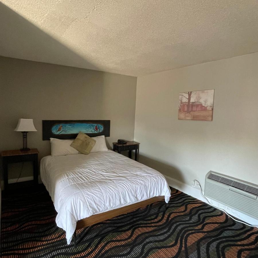 Queen Room at Country Town N Suites