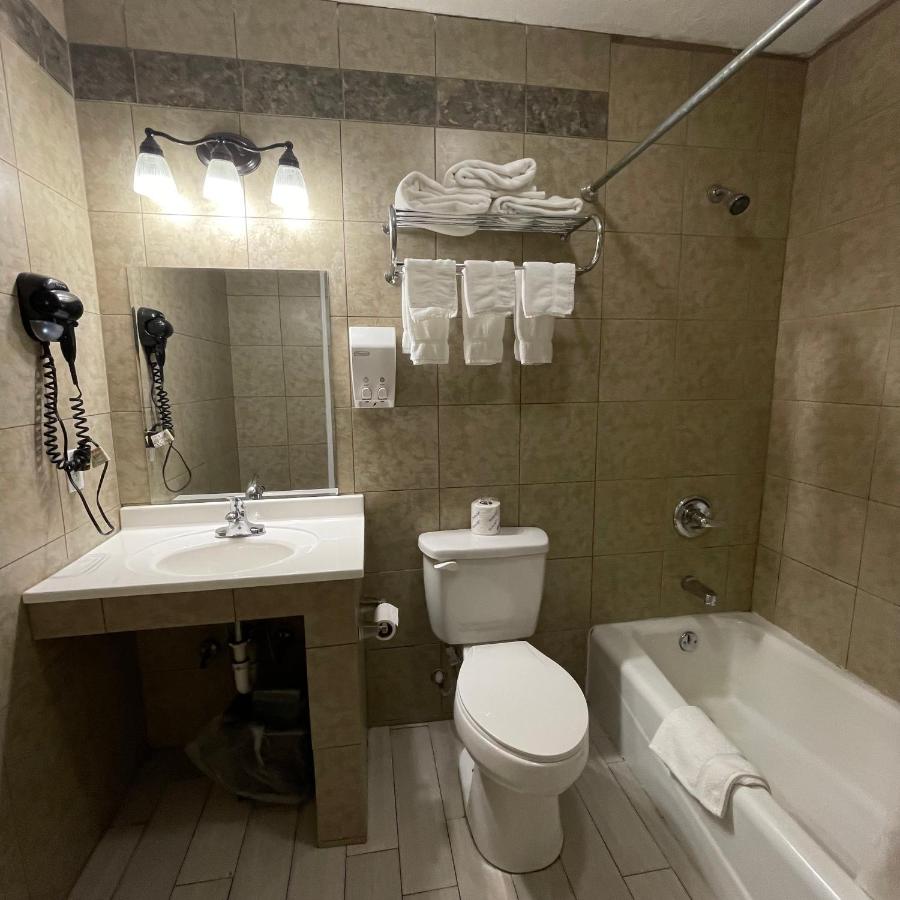 Queen Room at Country Town N Suites