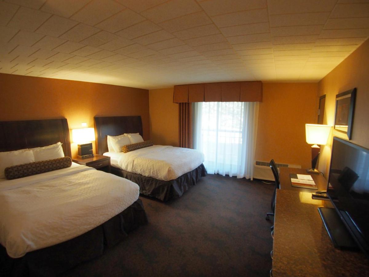 Queen Room with Two Queen Beds with Balcony at Evergreen Resort