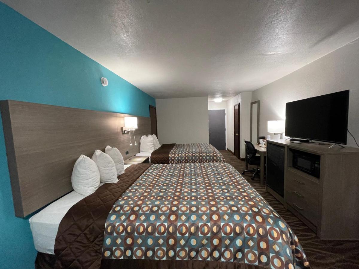2 Queen Beds, Dog-Friendly, Non-Smoking at Baymont by Wyndham Bellevue / Omaha
