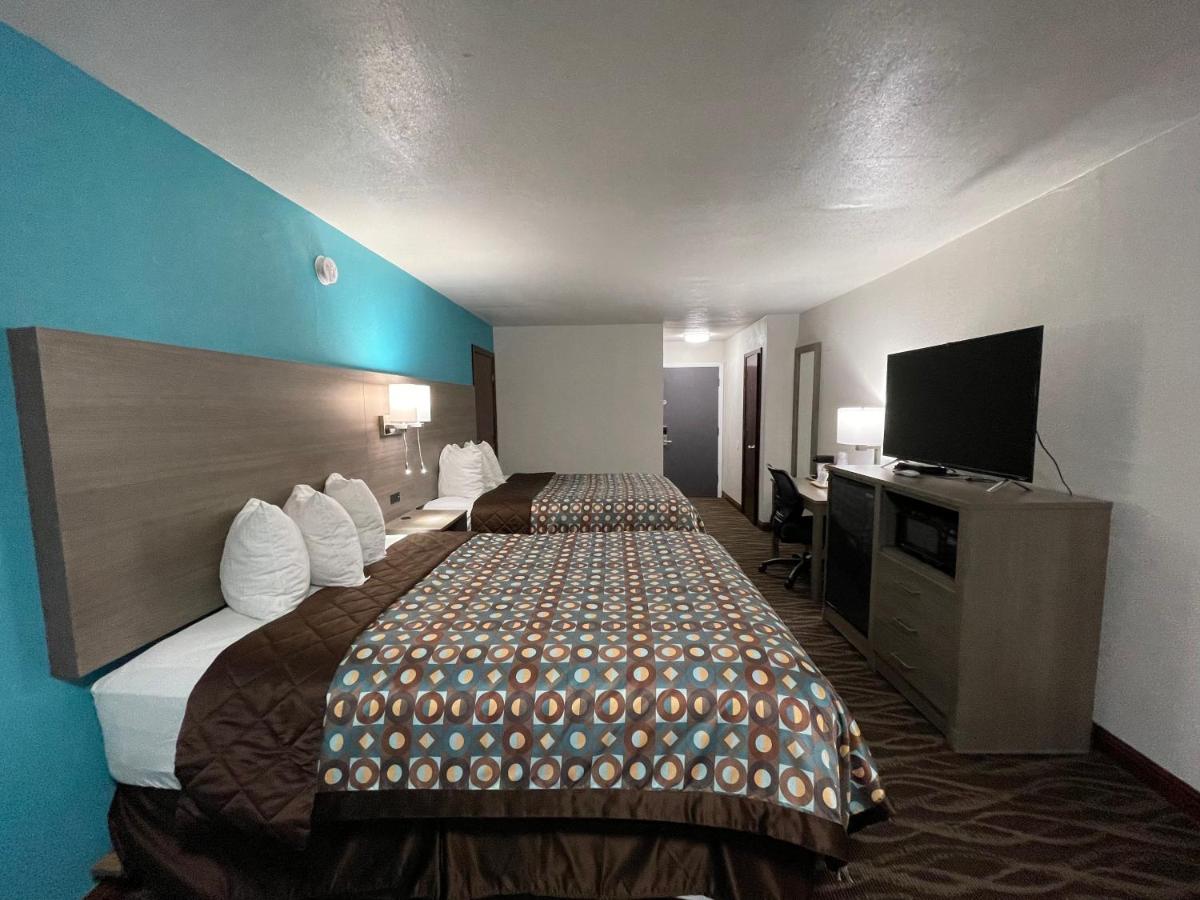 2 Queen Beds, Dog-Friendly, Non-Smoking at Baymont by Wyndham Bellevue / Omaha