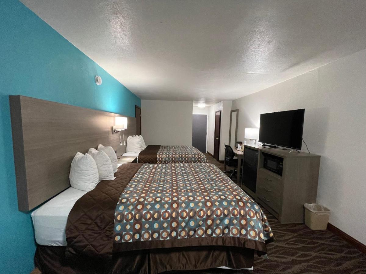 2 Queen Beds, Dog-Friendly, Non-Smoking at Baymont by Wyndham Bellevue / Omaha
