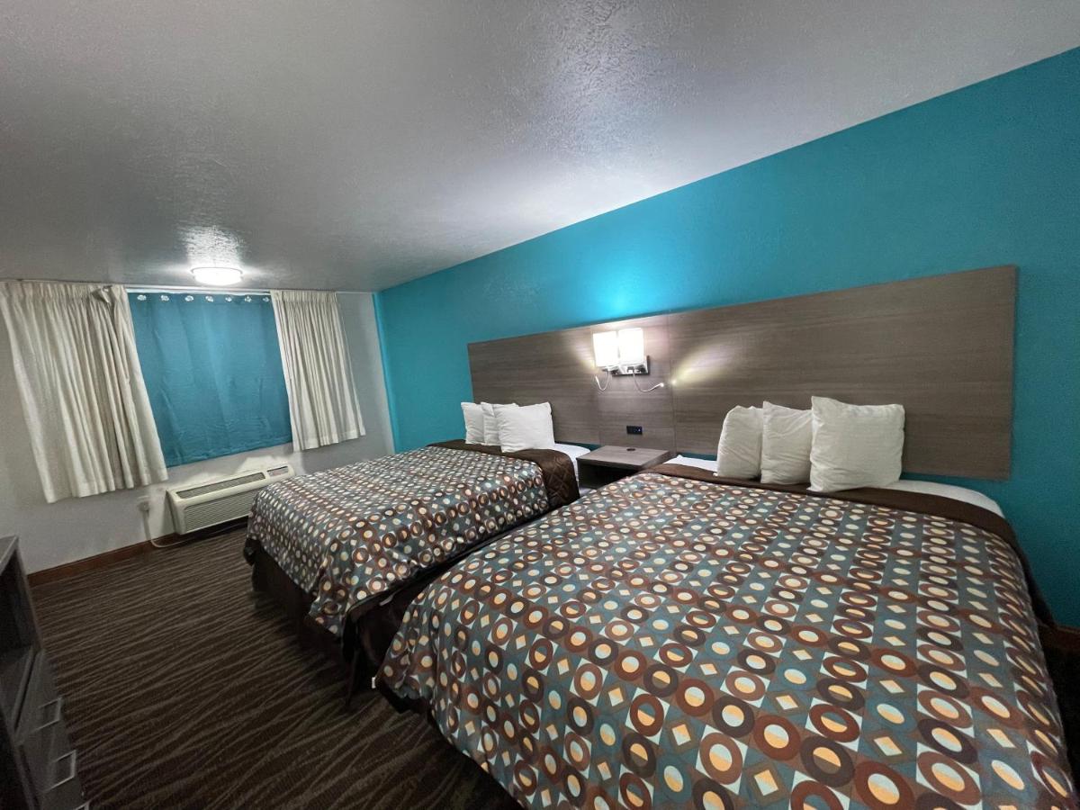 2 Queen Beds, Dog-Friendly, Non-Smoking at Baymont by Wyndham Bellevue / Omaha