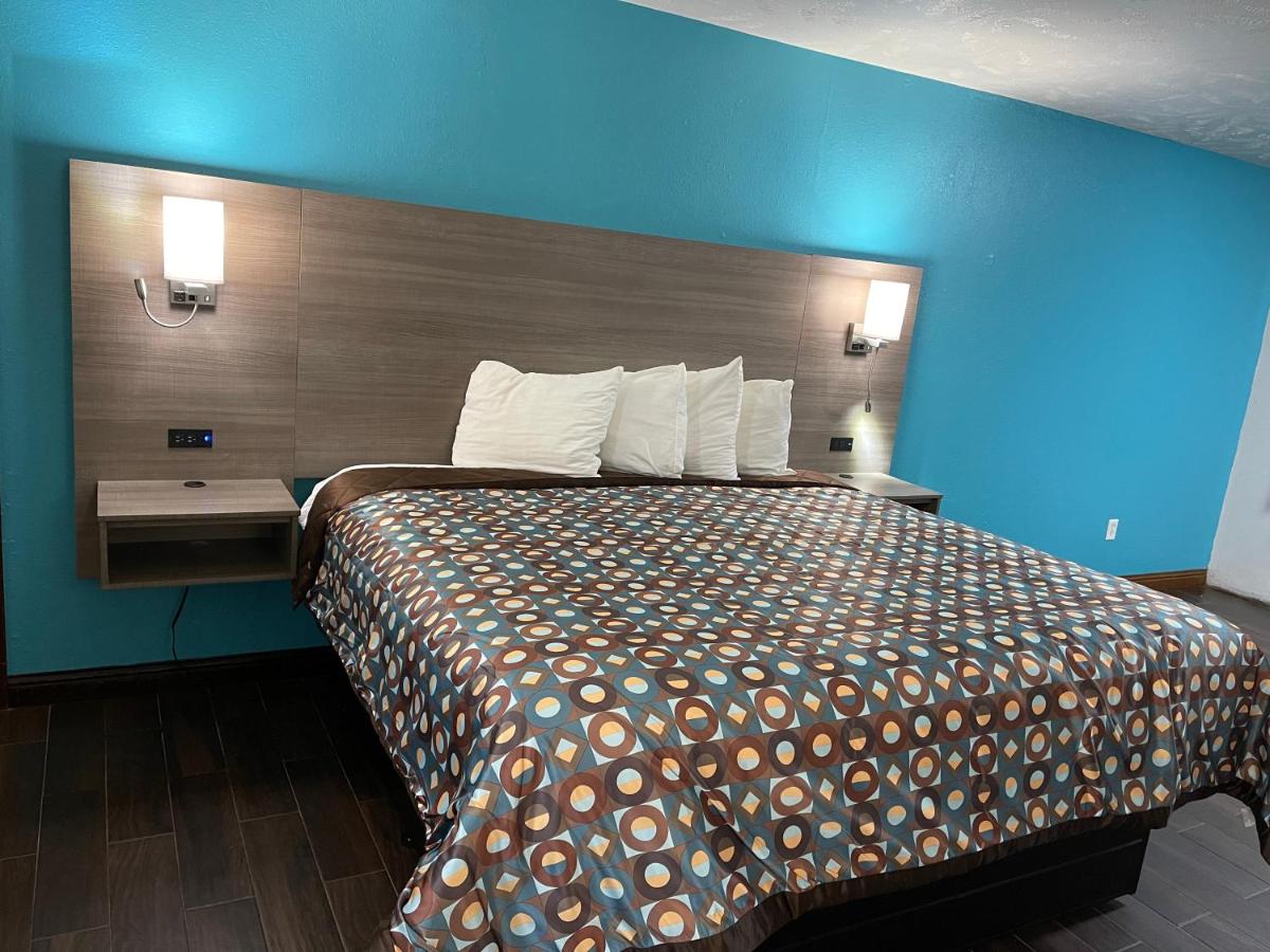 1 King Bed, Dog-Friendly, Non-Smoking at Baymont by Wyndham Bellevue / Omaha