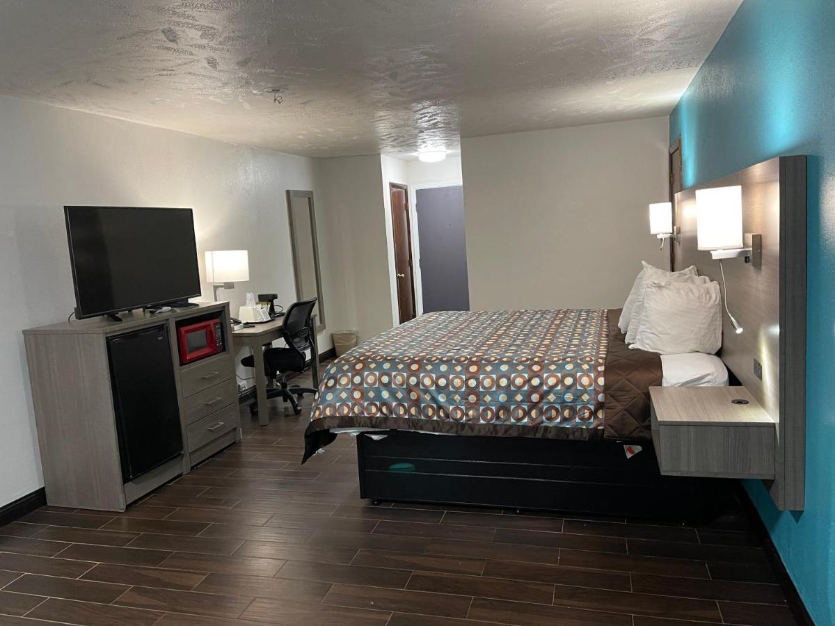 1 King Bed, Dog-Friendly, Non-Smoking at Baymont by Wyndham Bellevue / Omaha