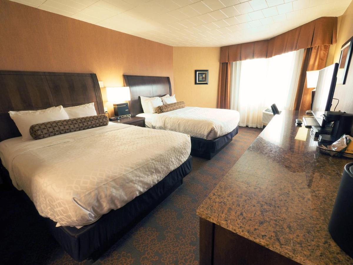 Queen Room with Two Queen Beds at Evergreen Resort