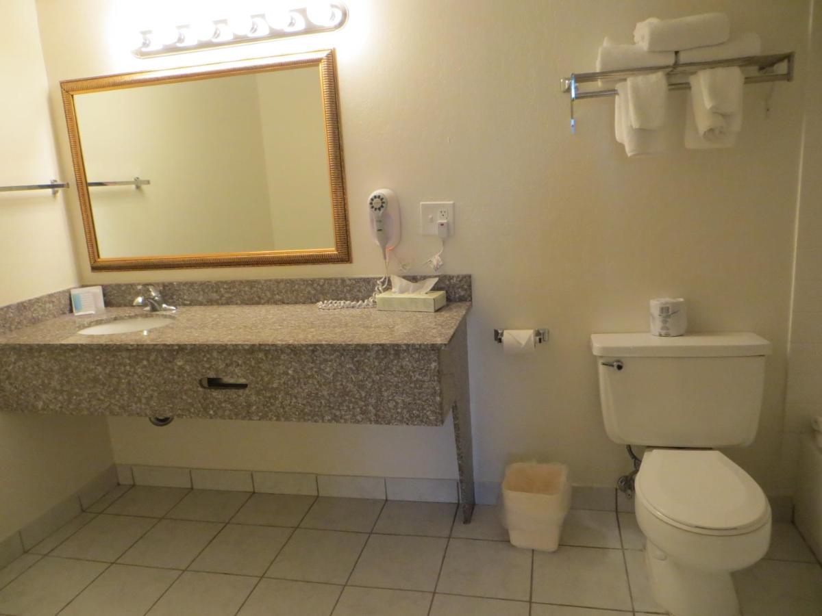 Queen Room - Accessible - Non-Smoking at Days Inn by Wyndham Cave City