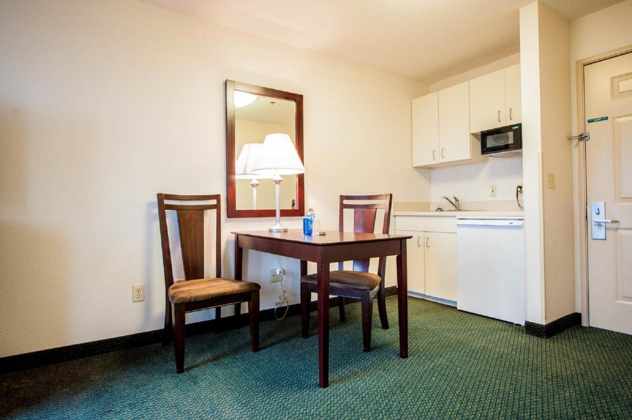 | Greystone Inn & Suites
