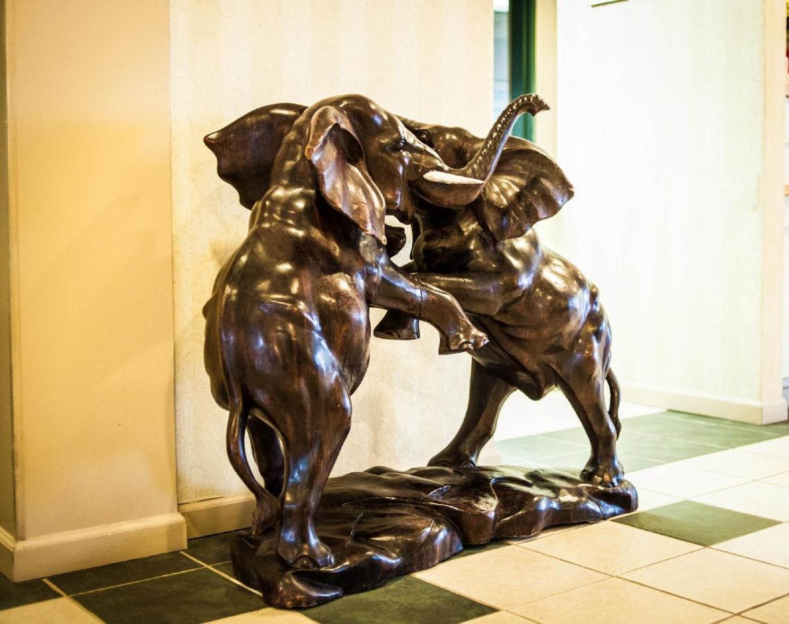 | Greystone Inn & Suites