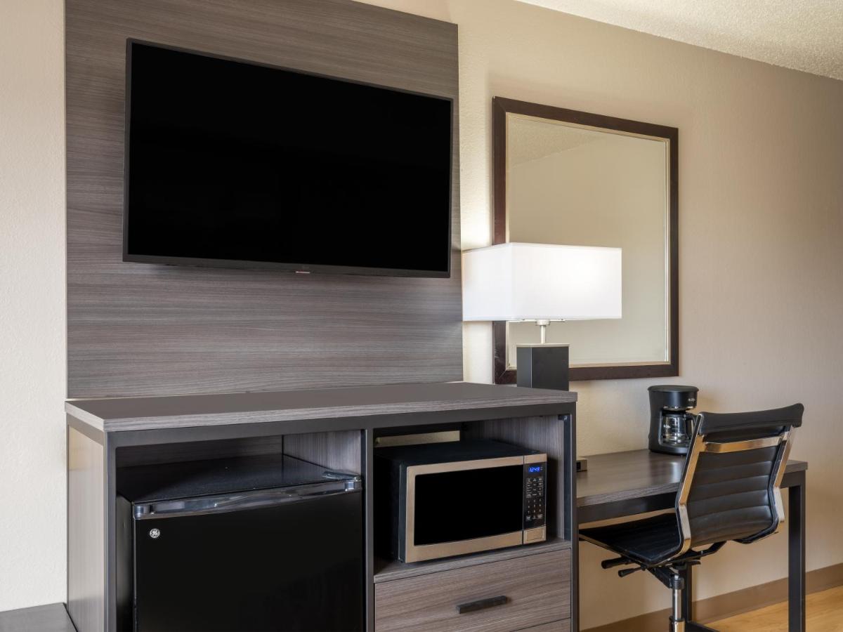 Queen Room - Non-Smoking at Super 8 by Wyndham Clinton