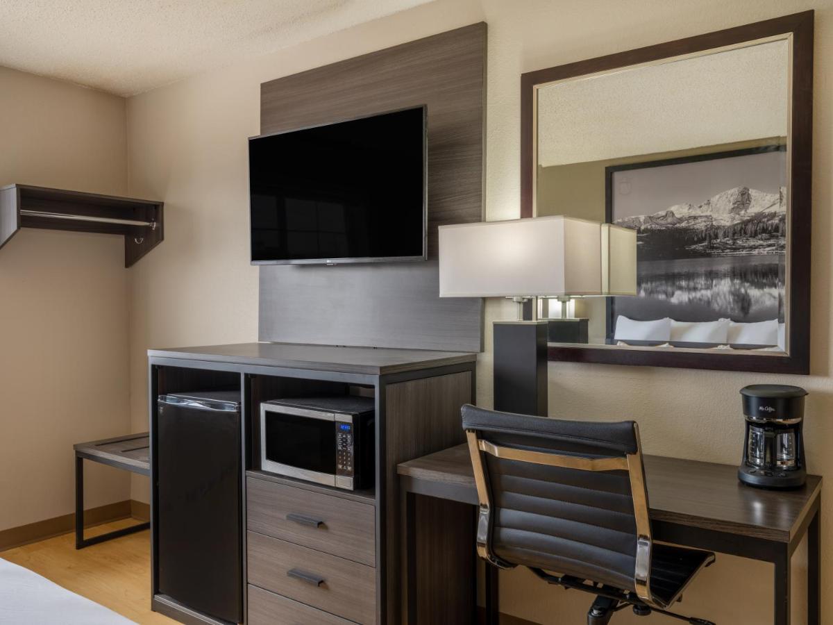 King Room - Non-Smoking at Super 8 by Wyndham Clinton