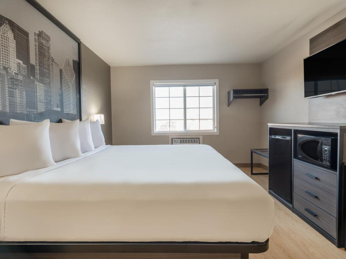 King Room - Non-Smoking at Super 8 by Wyndham Clinton