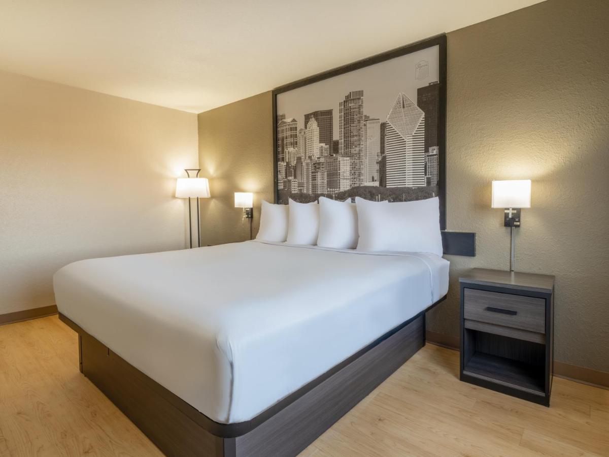 King Room - Non-Smoking at Super 8 by Wyndham Clinton