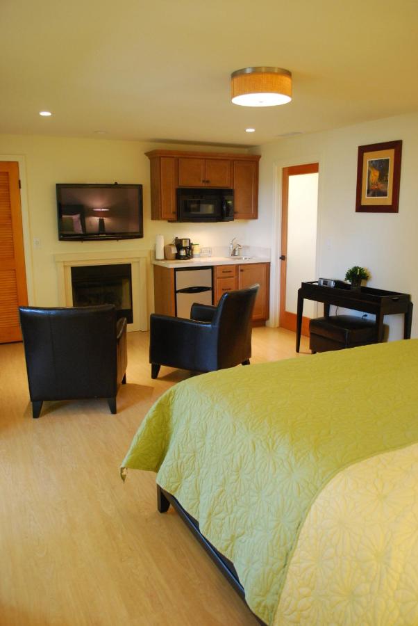 Deluxe Two-Bedroom Suite at Bella Capri Inn and Suites