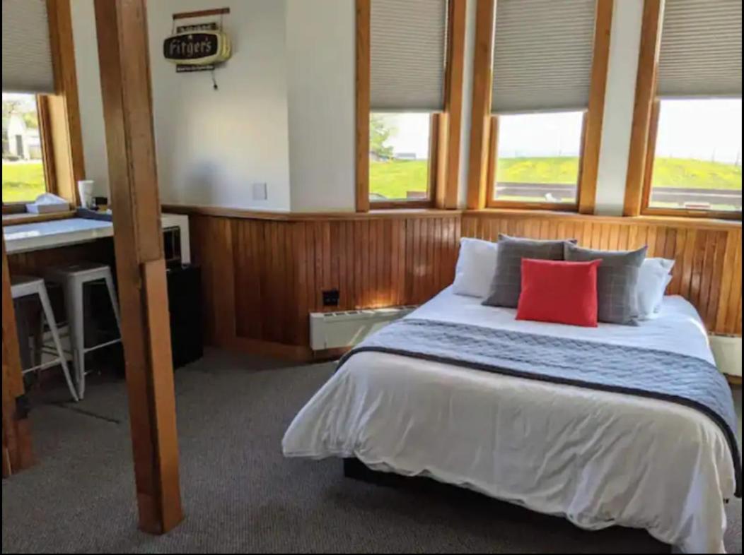 Double or Twin Room with Extra Bed at Endion Station Inn | Hotel Next to Lake Superior