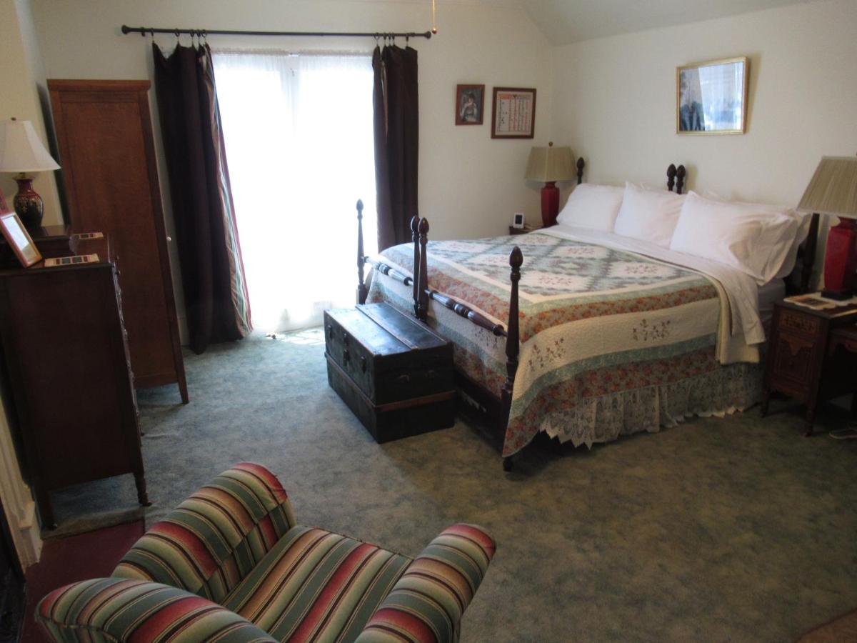 | Carrier Houses Bed & Breakfast