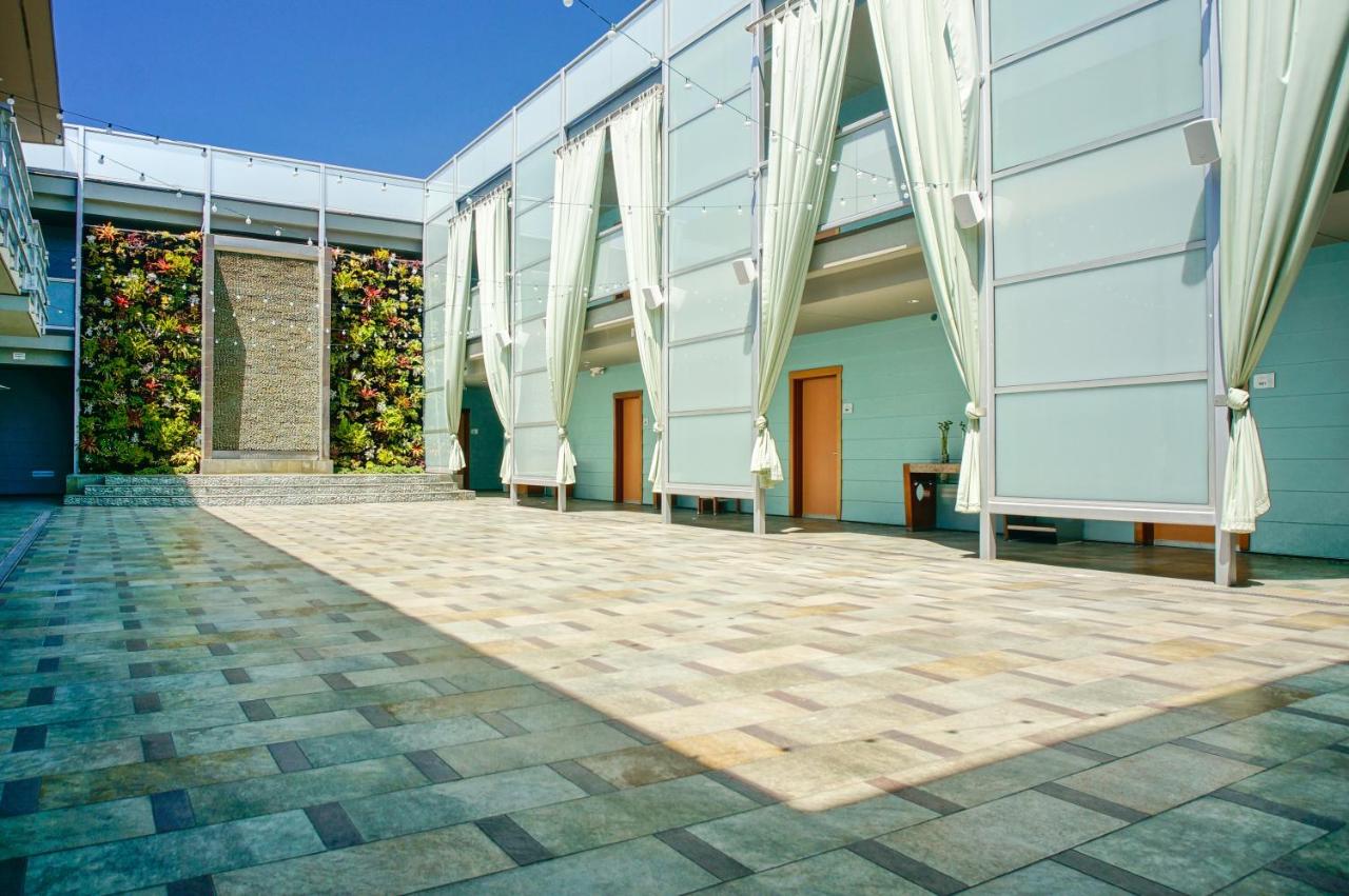 | Shade Hotel Manhattan Beach